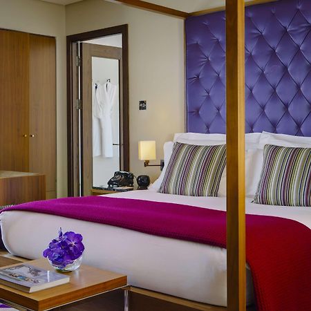 The Fitzwilliam Hotel Dublin Exteriér fotografie A bedroom at the hotel