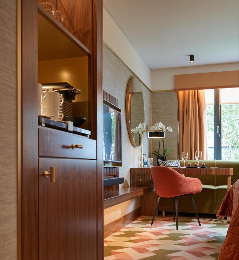 The Fitzwilliam Hotel Dublin Exteriér fotografie A Nespresso machine in a hotel room