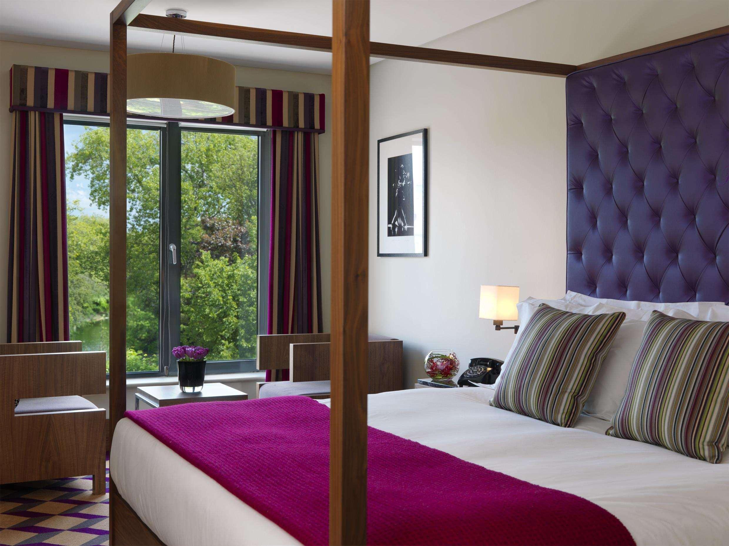 The Fitzwilliam Hotel Dublin Exteriér fotografie A bedroom at the hotel