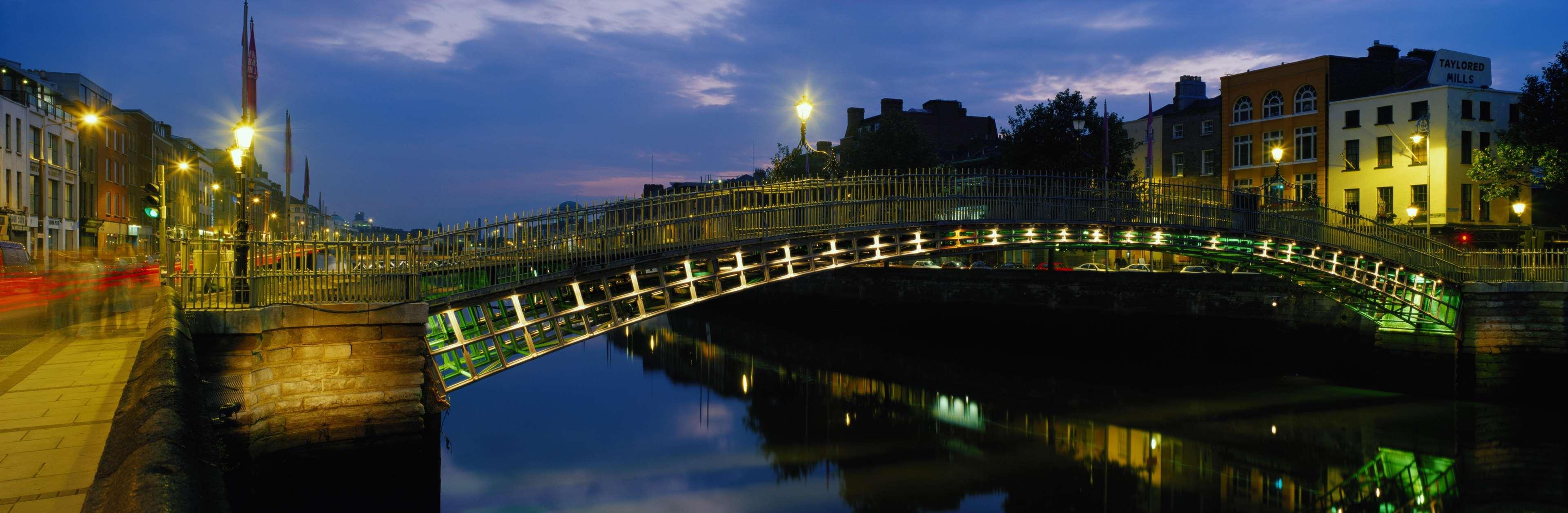 The Fitzwilliam Hotel Dublin Exteriér fotografie The bridge at night