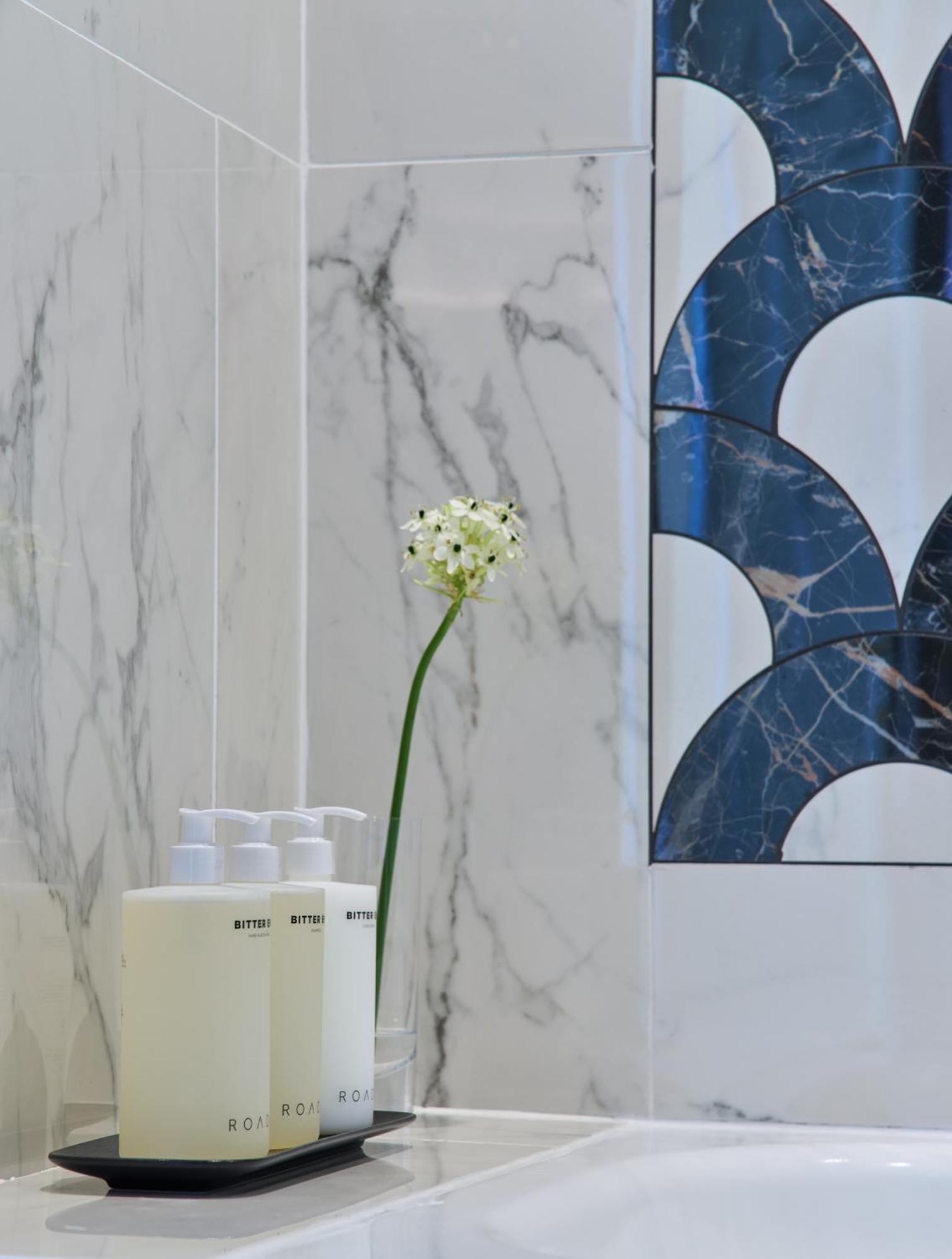 The Fitzwilliam Hotel Dublin Exteriér fotografie A bathroom at the hotel
