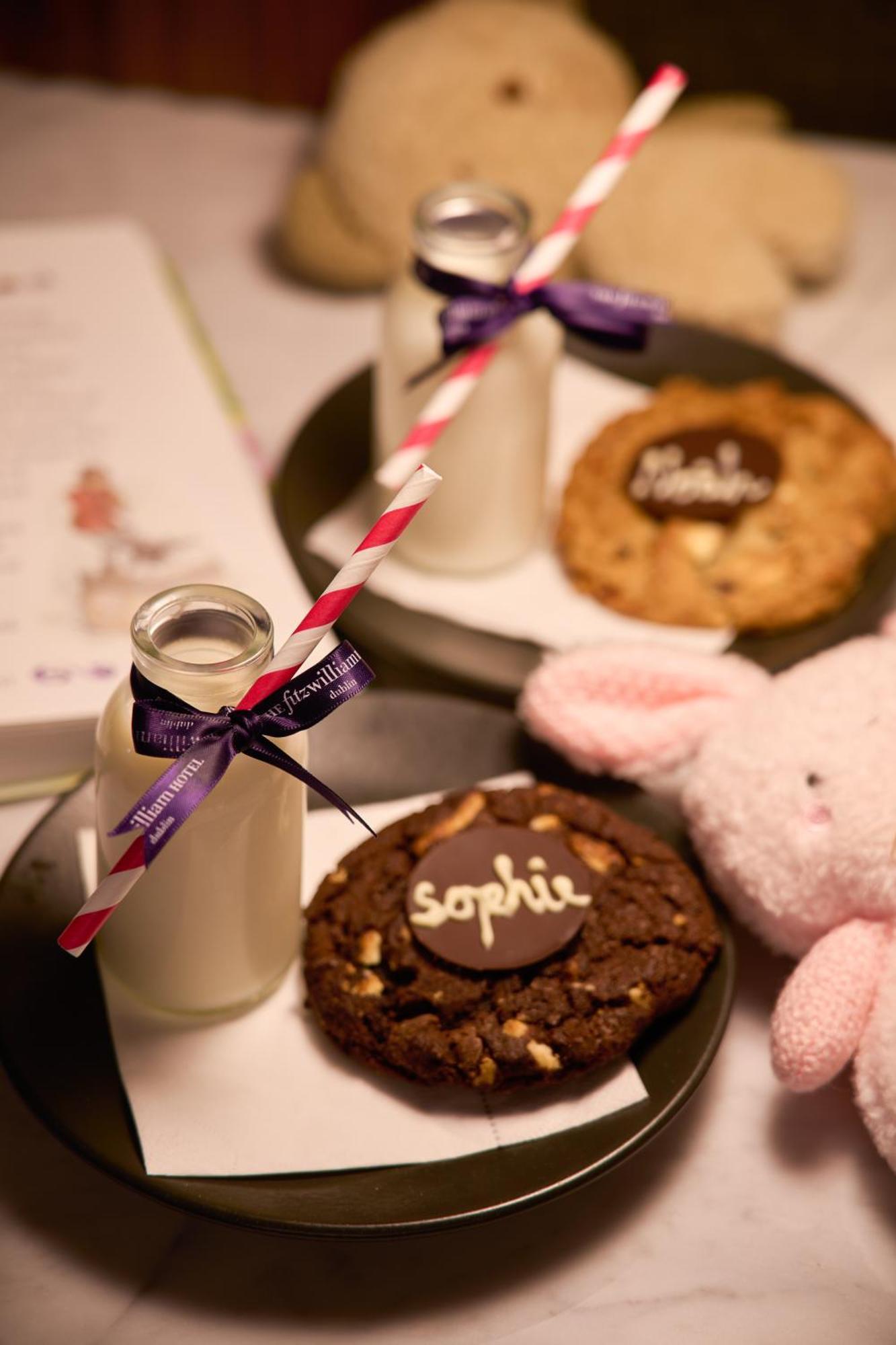 The Fitzwilliam Hotel Dublin Exteriér fotografie Milk and cookies
