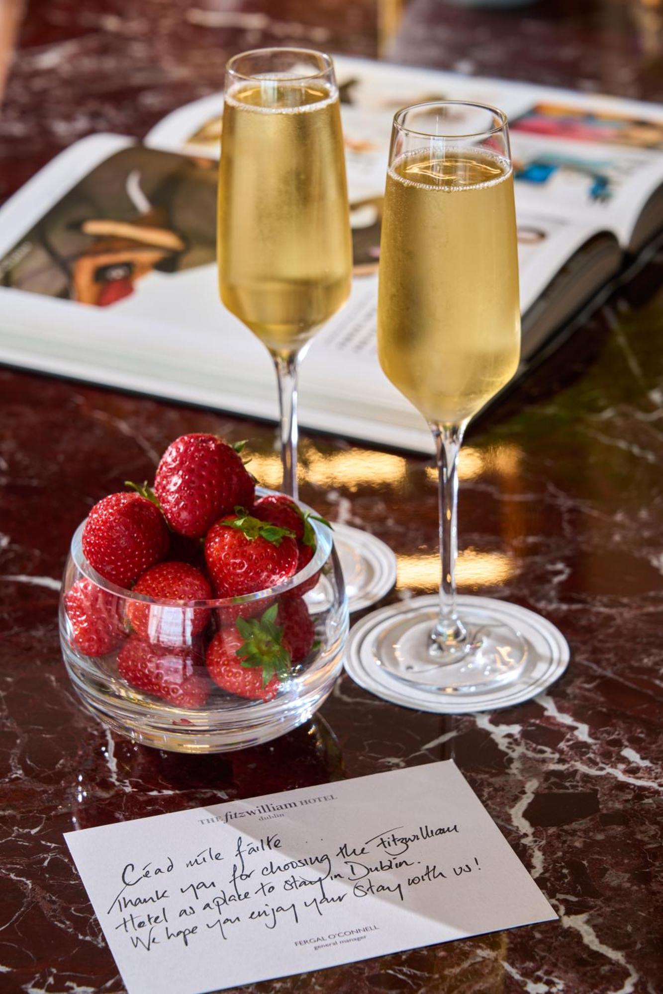 The Fitzwilliam Hotel Dublin Exteriér fotografie Champagne and strawberries