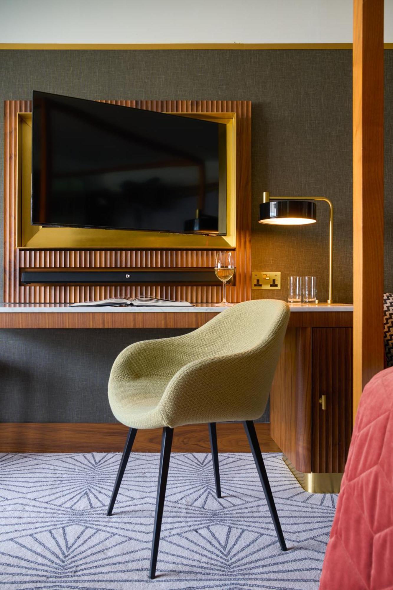 The Fitzwilliam Hotel Dublin Exteriér fotografie A chair in a hotel room
