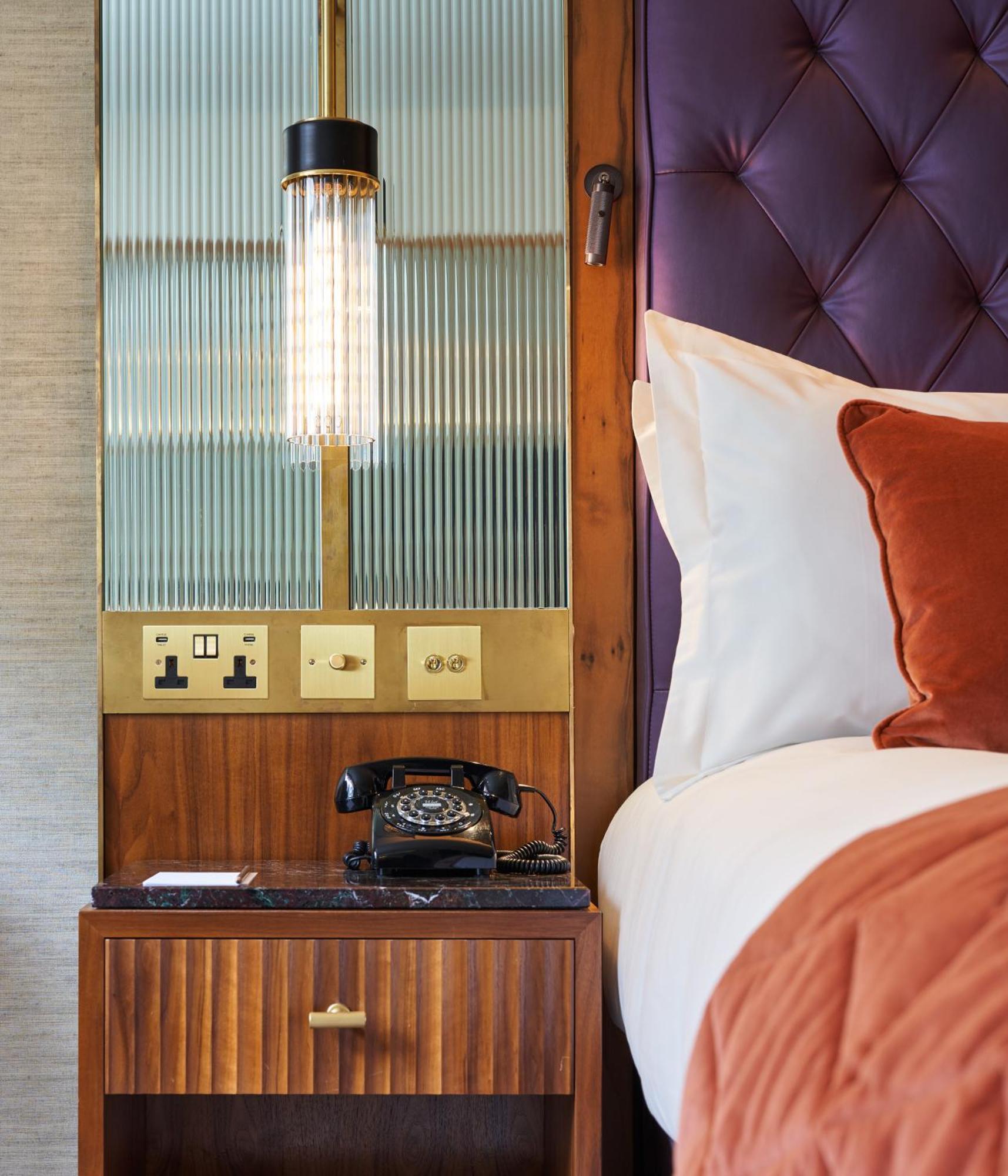 The Fitzwilliam Hotel Dublin Exteriér fotografie A telephone in a hotel room