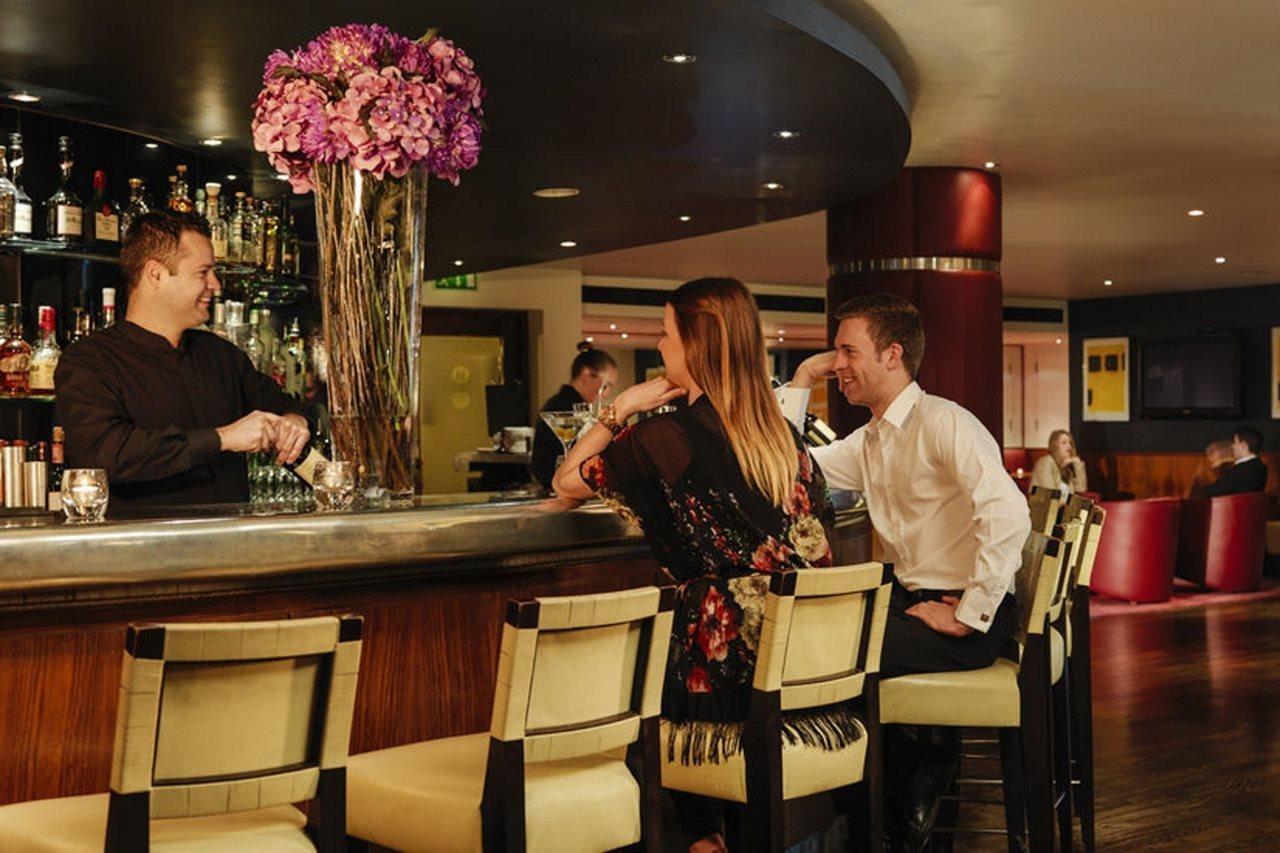 The Fitzwilliam Hotel Dublin Exteriér fotografie The bar at the London Hilton on Park Lane