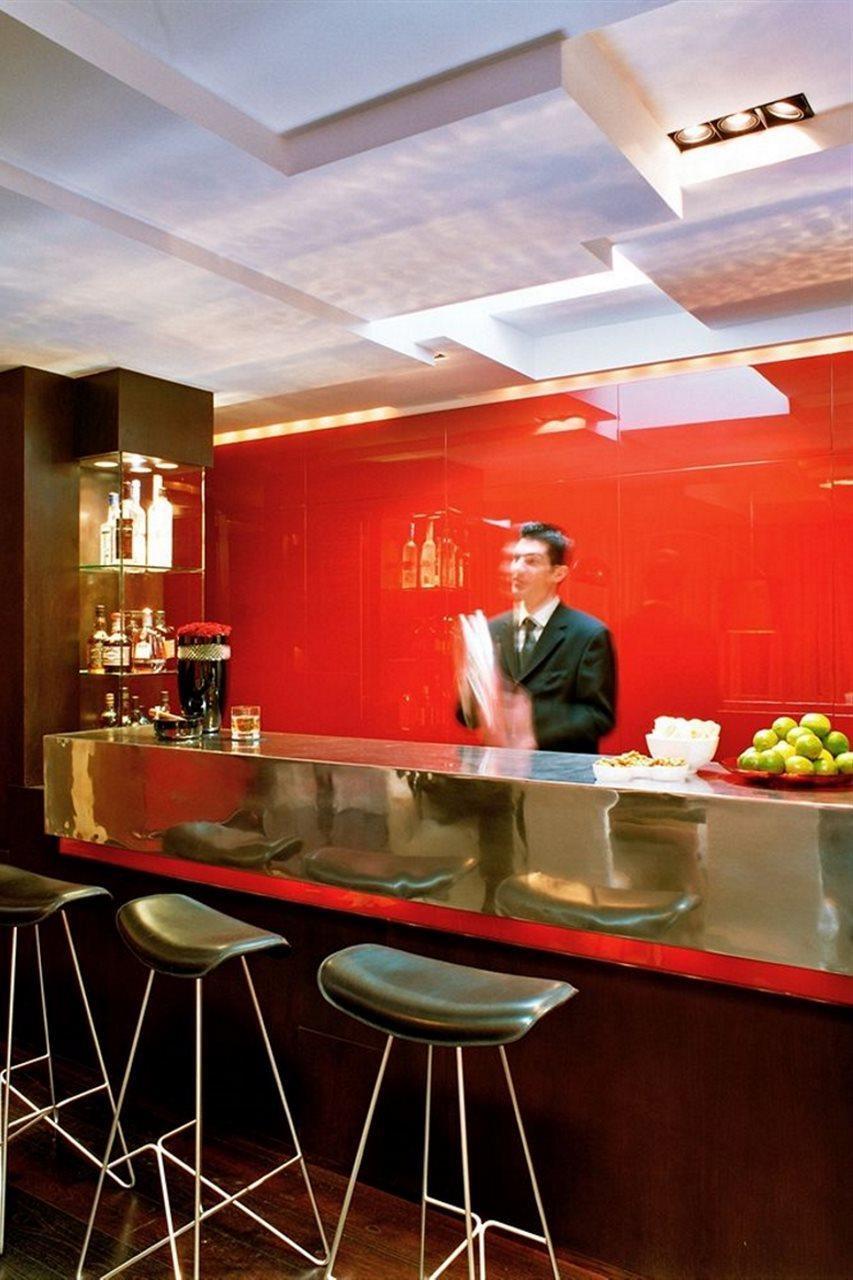 The Fitzwilliam Hotel Dublin Restaurace fotografie A bartender at work