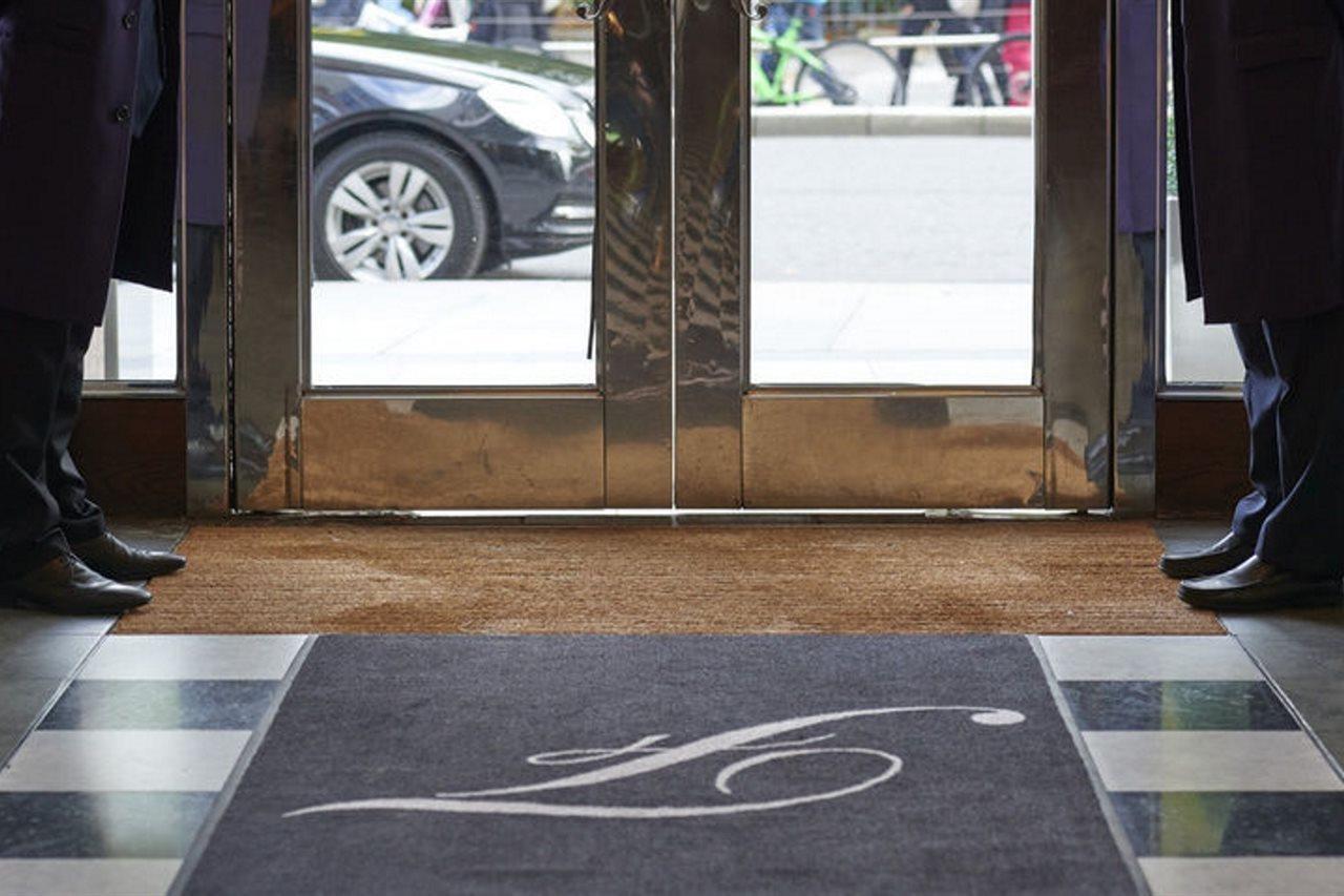 The Fitzwilliam Hotel Dublin Exteriér fotografie Entrance to the hotel