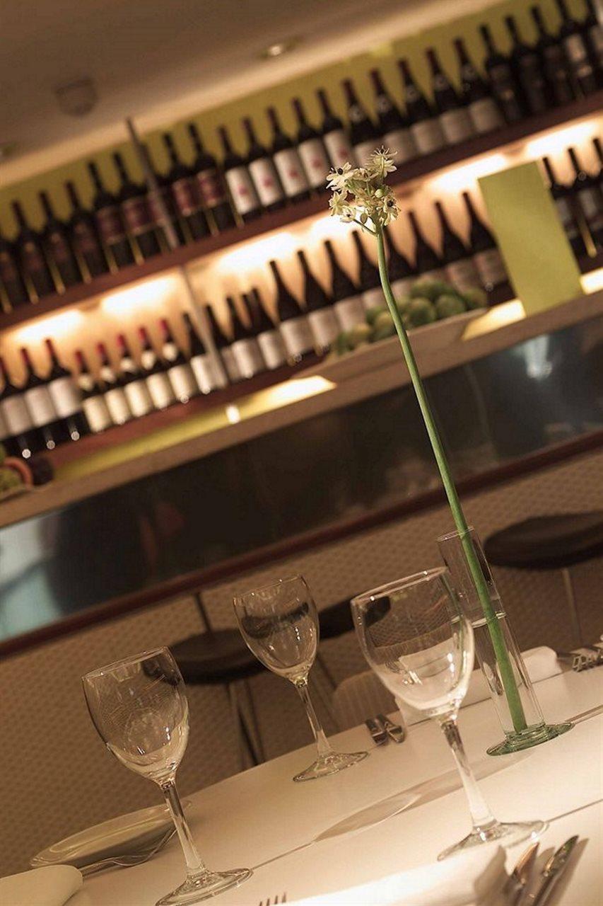 The Fitzwilliam Hotel Dublin Exteriér fotografie The bar at the restaurant